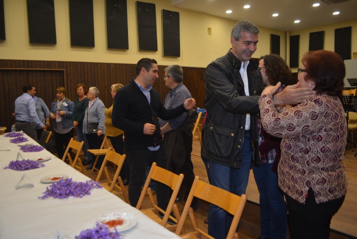 Imagen de Álvaro Gutiérrez saludando a una de las participantes en el concurso local de Monda