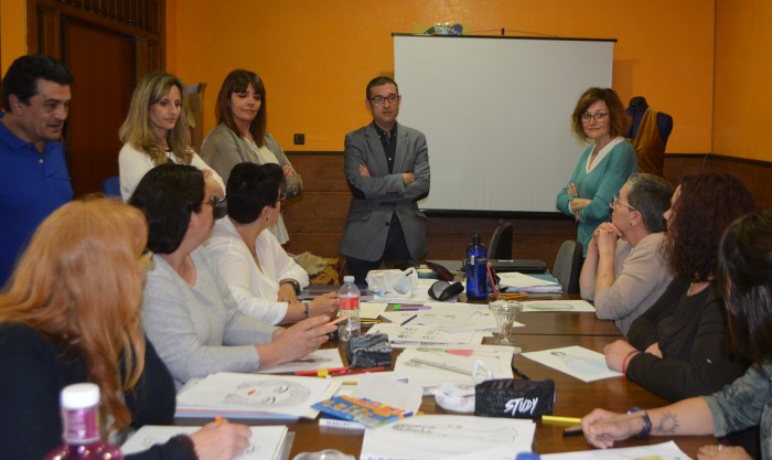 Imagen de Fernando Muñoz con las participantes en el taller de empleo de Gerindote y la alcaldesa
