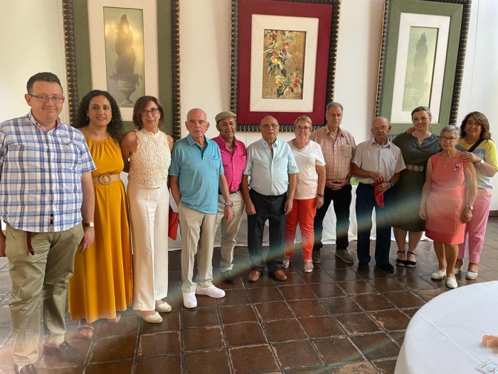 Ana Gómez con los mayores de Camarena