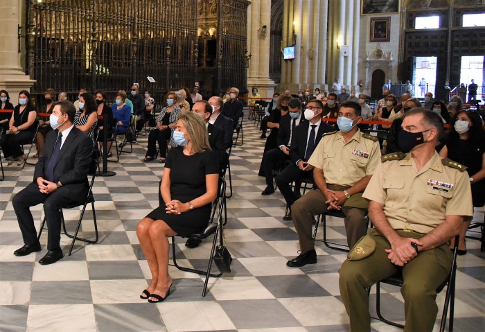Fernando Muñoz ha seguido junto al resto de autoridades y asistentes en la Catedral de Toledo