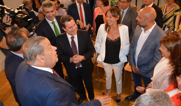 Imagen de Álvaro Gutiérrez junto al presidente regional y nuevos cargos del gobierno regional