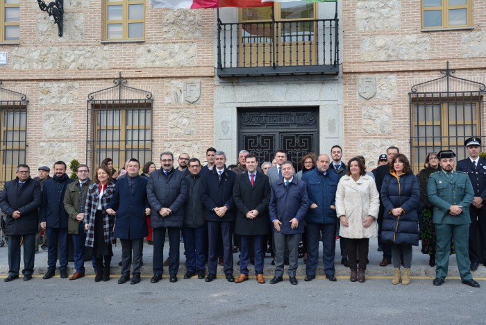 Imagen de Foto de familia ante el Ayuntamiento de Fuensalida