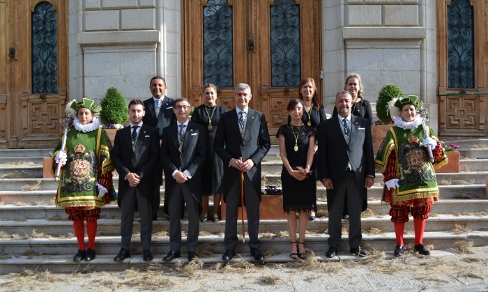 Álvaro Gutiñerrez con miembros de su Gobierno en la puerta de Diputación