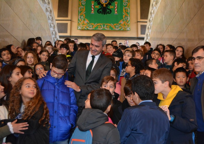 Imagen de Álvaro Gutiérrez con los niños y niñas del X Foro Provincial 19112019