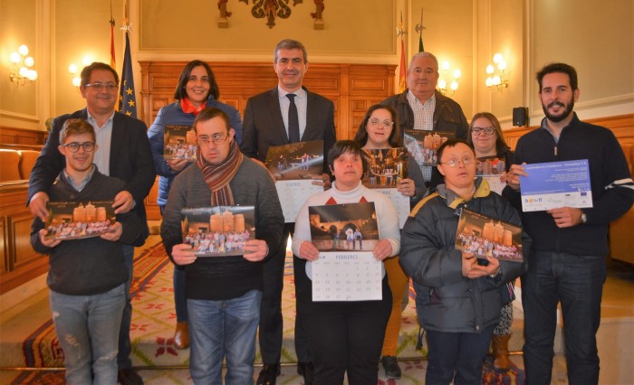 Álvaro Gutiérrez y Tomás Villarrubia con la asociación Down Toledo y los calendarios solidarios 2019