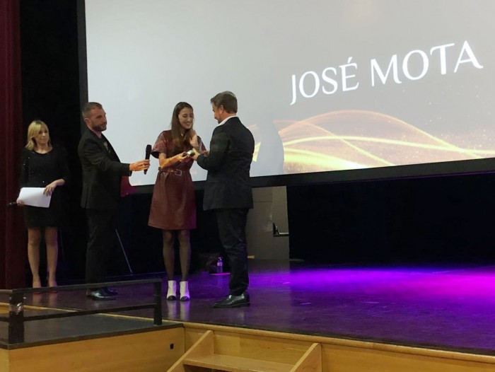 Imagen de Alicia Martín entrega el premio a José Mota