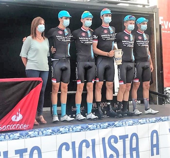 Imagen de María Jesús Pérez apoyando al ciclismo