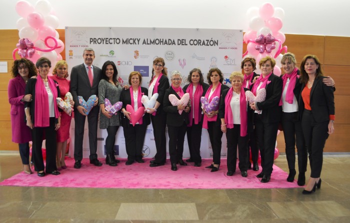 Álvaro Gutiérrez con las mujeres del proyecto Almohada del corazón