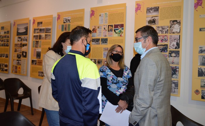 Imagen de Fernando Muñoz charlando con padres y madres de la Asociación de la Escuela Taurina