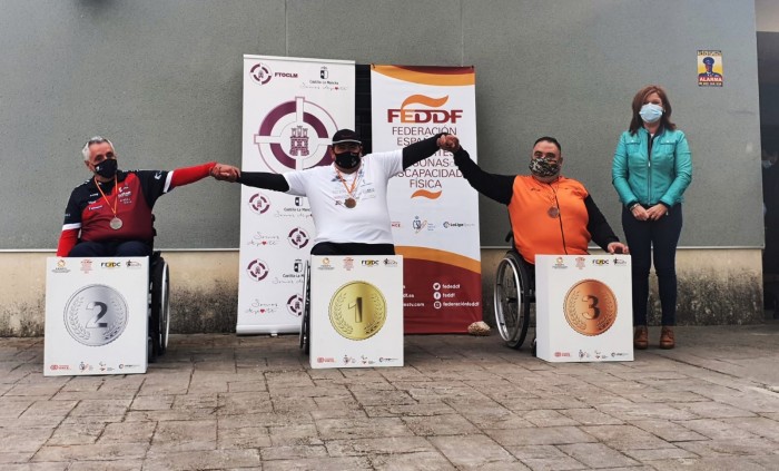Imagen de María Jesús Pérez con algunos de los ganadores