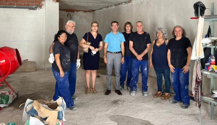 Imagen de Fernando Muñoz con el equipo del RECUAL de Villarrubia de Santiago y su alcaldesa