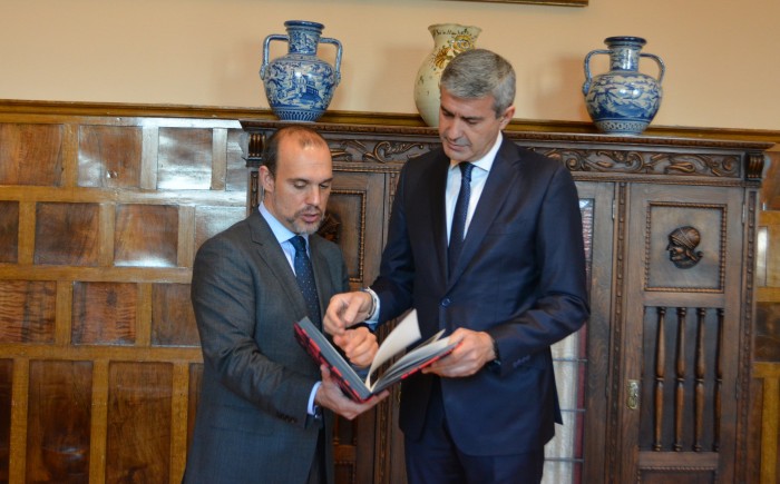 Imagen de Álvaro Gutiérrez y Pablo Bellido hojean el libro