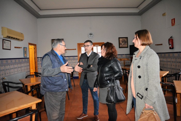 Imagen de Muñoz y Verdúguez con el presidente de la asociación de mayores en el renovado centro social