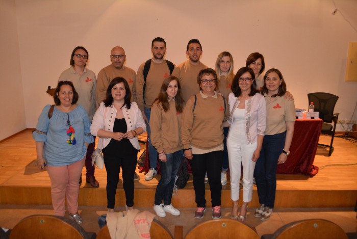 Imagen de Ana Gómez con los alumnos y alumnas del taller de empleo de Villanueva de Alcardete