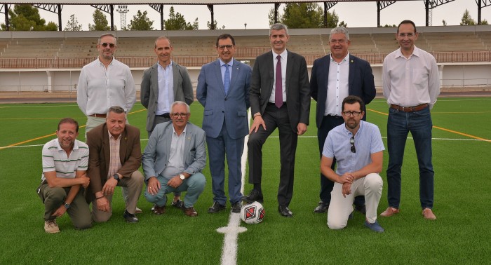 Imagen de El nuevo césped artificial del campo de fútbol de Quintanar de la Orden