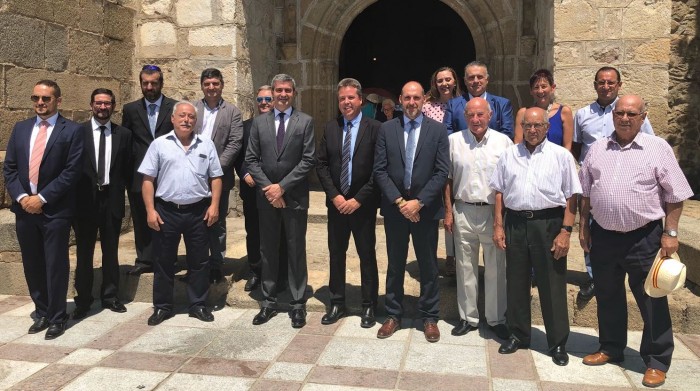 Imagen de Álvaro Gutiérrez junto a David Palomares y alcaldes toledanos en las fiestas de Garciotum