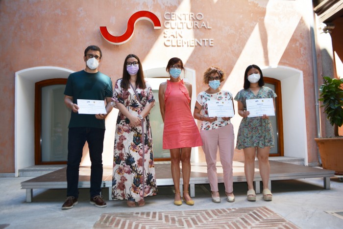 Imagen de Ana Gómez y Nuria Cogolludo con los premiados