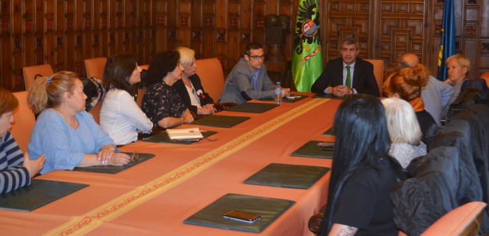 Álvaro Gutiérrez y Fernando Muñoz con las trabajadoras de Gestipack de Ontígola