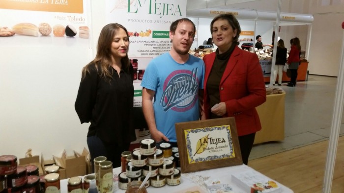 Imagen de María Ángeles García con uno de los participantes en la feria del Dulce y la Cuaresma