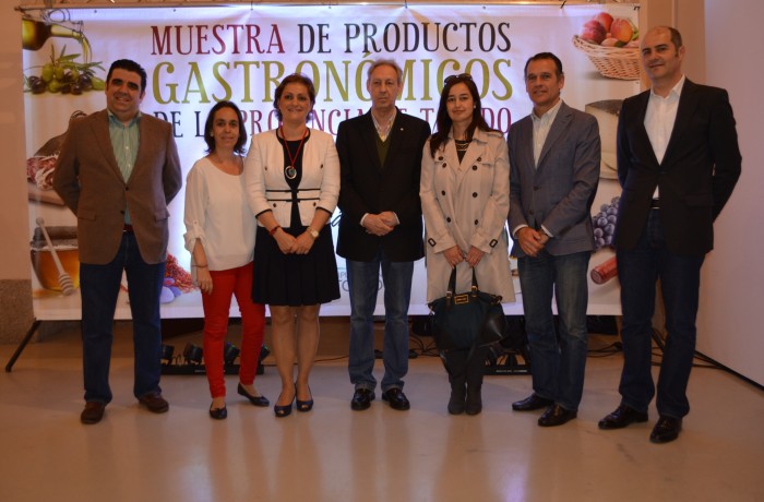 María Ángeles García, José María González, Tomás Palencia y concejalas y concejales del Ayuntamiento