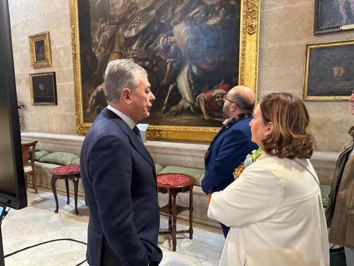 Concepción Cedillo visita el Ayuntamiento de Sevilla guiada por el alcalde