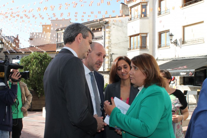 Imagen de Álvaro Gutiérrez charla con Agustina García Élez, consejera de Fomento