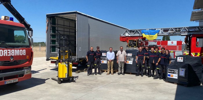 Imagen de Rafael Martín con el convoy de material para los bomberos de Ucrania