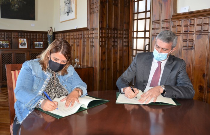 Firmando el convenio de colaboracion