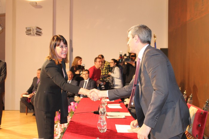 Álvaro Gutiérrez felicita a Mabel Lozano