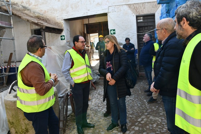  Jesús Guerrero y Almudena González visitando el edificio