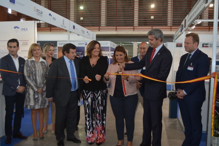 Imagen de Álvaro Gutiérrez en el momento del corte de la cinta inaugural de la IV feria IMEX en Talavera