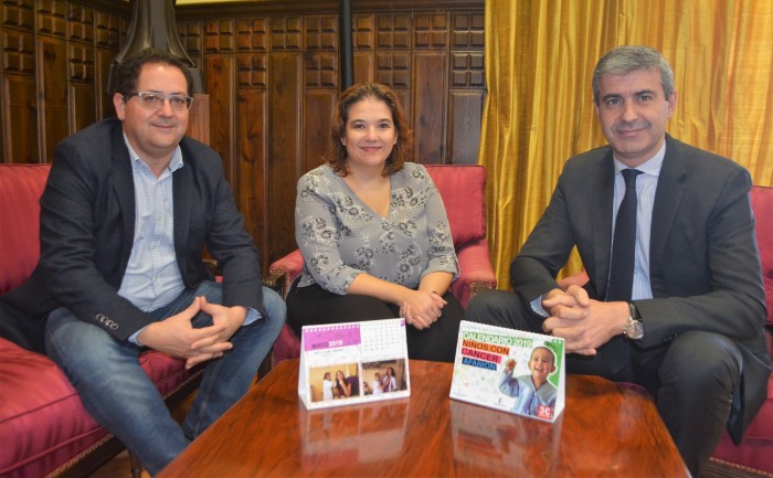 Imagen de Álvaro Gutiérrez, Tomás Villarrubia y Eva Ocaña con los calendarios de AFANION para 2019