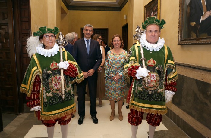 Imagen de Conchi Cedillo y Álvaro Gutiérrez acceden al salón de plenos