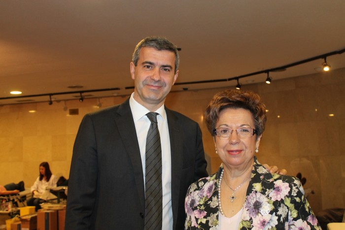 Imagen de Álvaro Gutiérrez con la presidenta de la Hermandad de Donantes de Sangre de Toledo, Begoña García