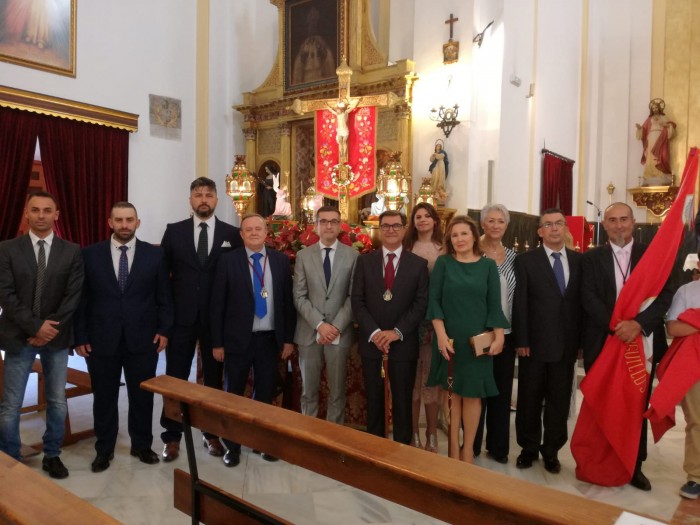 Fernando Muñoz junto al alcalde de Burguillos de Toledo ante la imagen del patrón del municipio