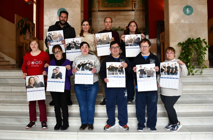 Daniel Arias hace entrega de los calendarios a Down Toledo