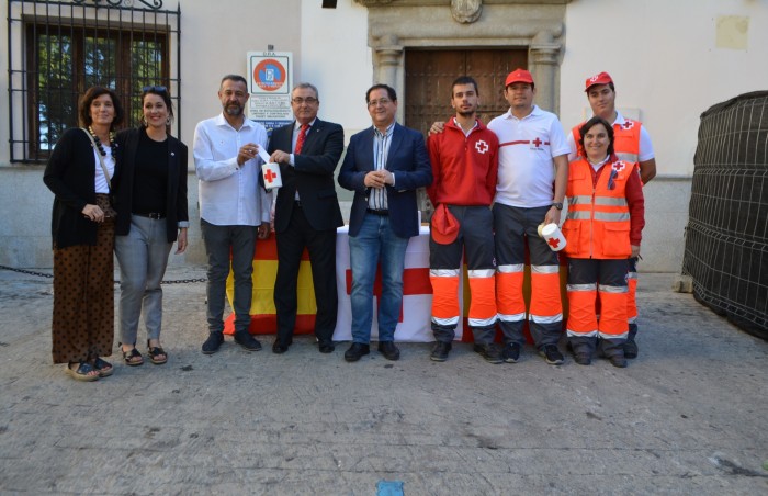 Imagen de Momento de la entrega de la aportación institucional al Día de la Banderita