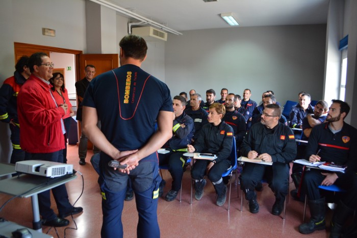 Imagen de Foto de archivo, el presidente del Consorcio con bomberos del servicio provincial