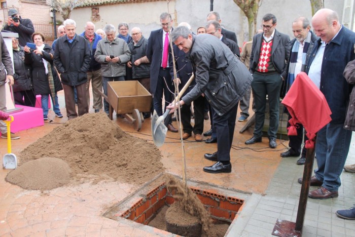 Foto de archivo de Álvaro Gutiérrez plantando el primer olmo en Cardiel de los Montes