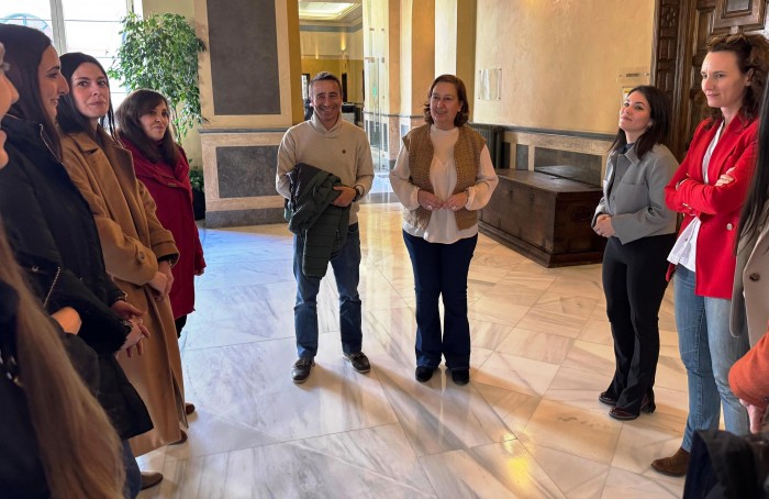 Imagen de La presidenta de la Diputación con las nuevas agentes de igualdad