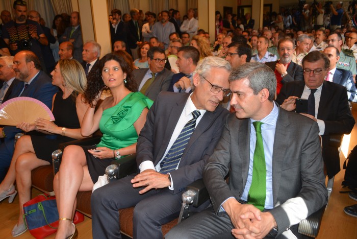 Imagen de Álvaro Gutiérrez conversa con José Martínez en la toma de posesión del delegado del Gobierno