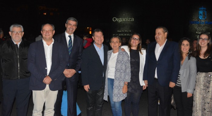 Imagen de Álvaro Gutiérrez y representantes institucionales y sociales ante la Puerta de Bisagra