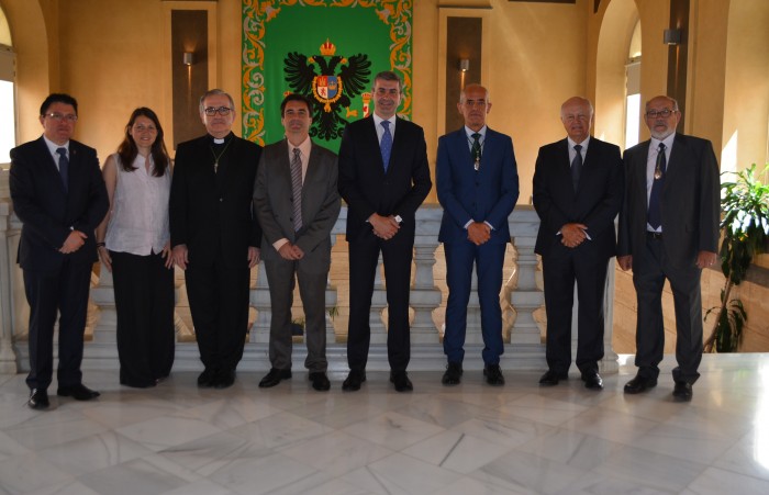 Imagen de Álvaro Gutiérrez y Jesús Carrobles con miembros de la RABACHT