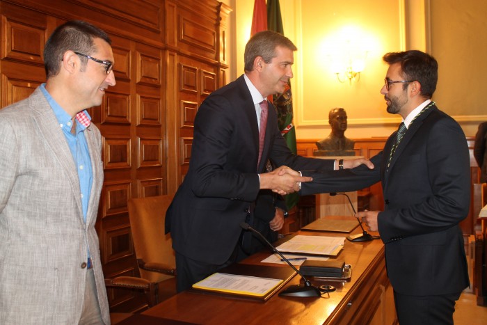 Álvaro Gutiérrez felicita al alcalde de Cedillo del Condado como nuevo diputado provincial