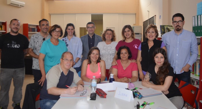 Imagen de Fernando Muñoz con los alumnos y profesores