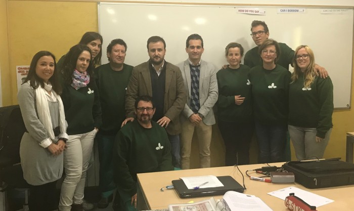 Jaime Corregidor y Ángel Luengo con el equipo del taller de empleo de Noblejas