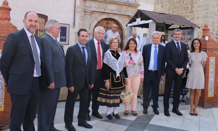 Álvaro Gutiérrez posa con el presidente de la Hermandad, Enrique Nuñez, y el resto de autoridades.