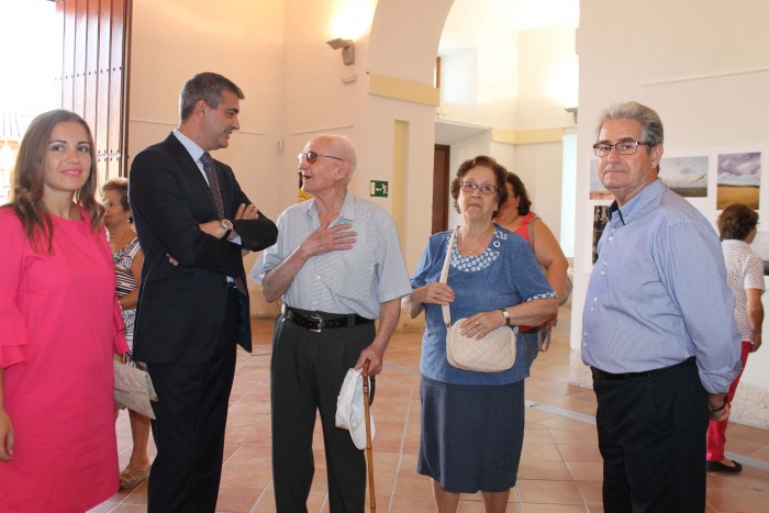 Álvaro Gutiérrez charlando con el creador del concurso fotográfico 