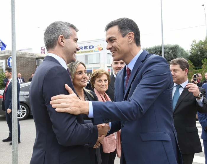 Imagen de Saludo entre Álvaro Gutiérrez y Pedro Sánchez a la llegada al laboratorio Reig Jofre