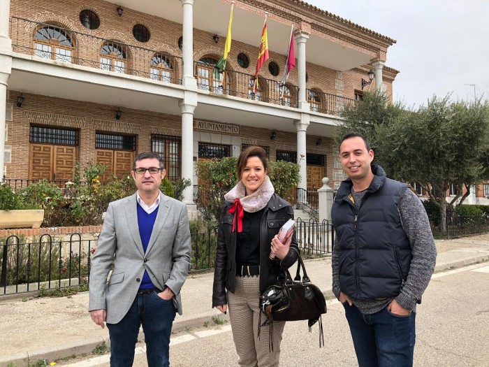 Imagen de Fernando Muñoz y la alcaldesa y el concejal de Obras y Servicios ante el Ayuntamiento